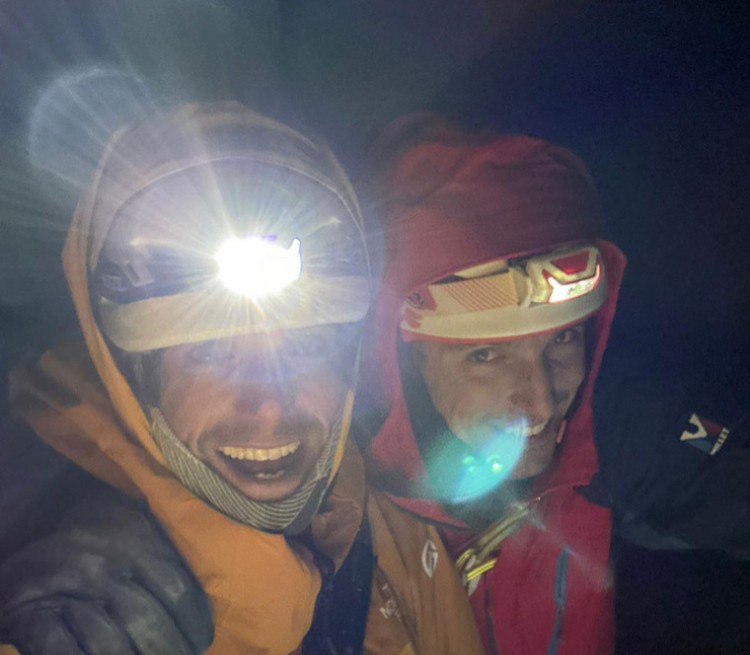 Benjamin Védrines y Léo Billon en la cima de las Jorasses. Foto: Benjamin Védrines