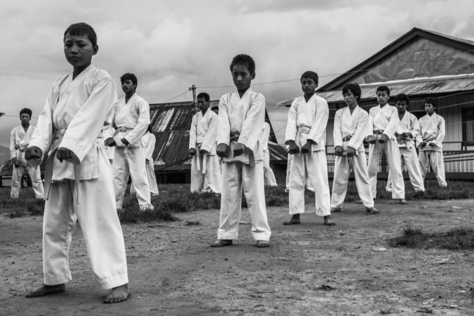Niños practicando karate en una escuela de Taplejung. Foto: Javier Camacho