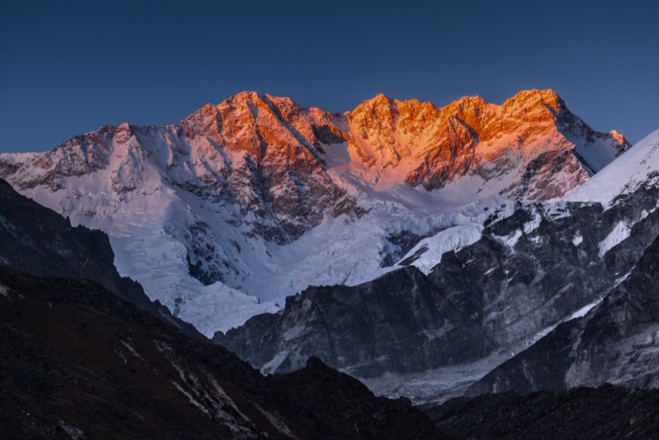 Atardecer sobre la cara sur del Khanchenjunga. Foto: Javier Camacho