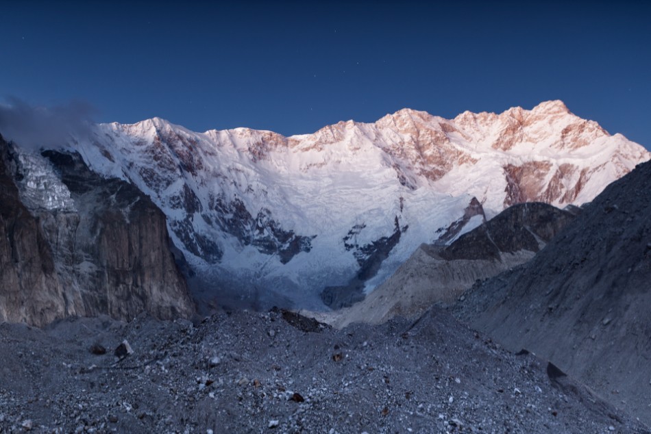 Hora azul en la cara sur del Khanchenjunga. Foto: Javier Camacho