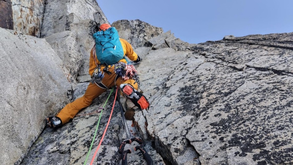 En la vertical alpina, bota rígida. Foto: Jonatan García