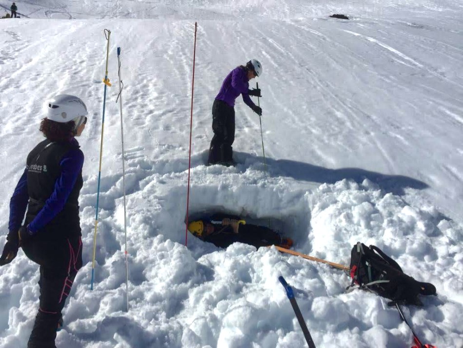 Pala y sonda, fundamentales para nuestra seguridad en nieve. Foto: Barrabes