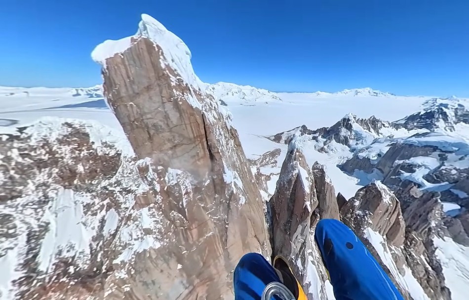 Parapente desde la cumbre de Cerro Torre. Foto: Climb and Fly, Mario Heller