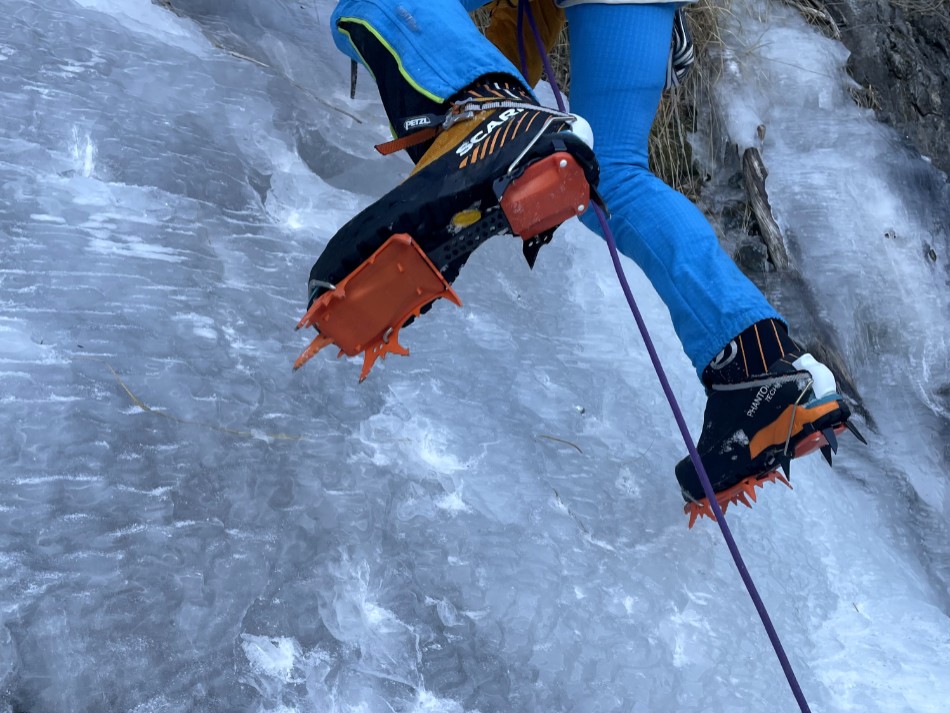Crampones, indispensables para el alpinismo y la montaña invernal. Foto: Jonatan García