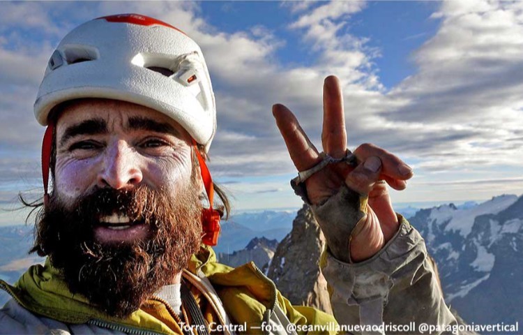 Sean Villanueva en la cima de la Torre Central. Foto: S. Villanueva, Col. Patagonia Vertical