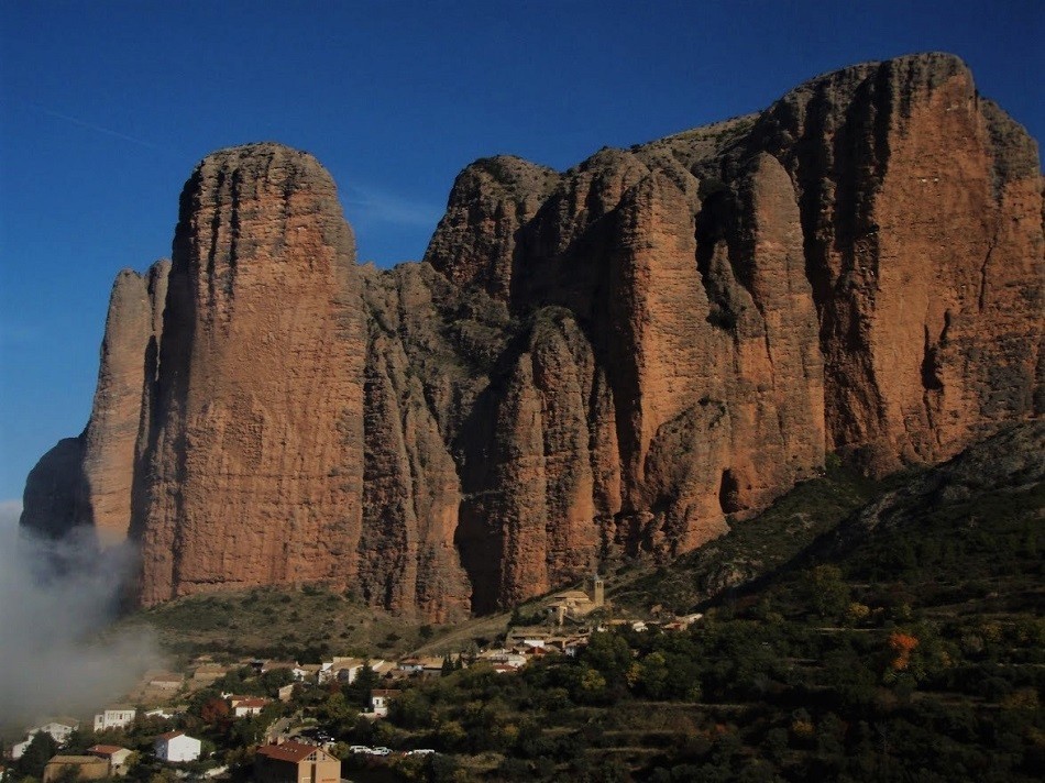 El Firé, el Puro, el Pisón, los Volaos, el Cuchillo, el Frechín y la Visera. Mallos de Riglos. Foto 