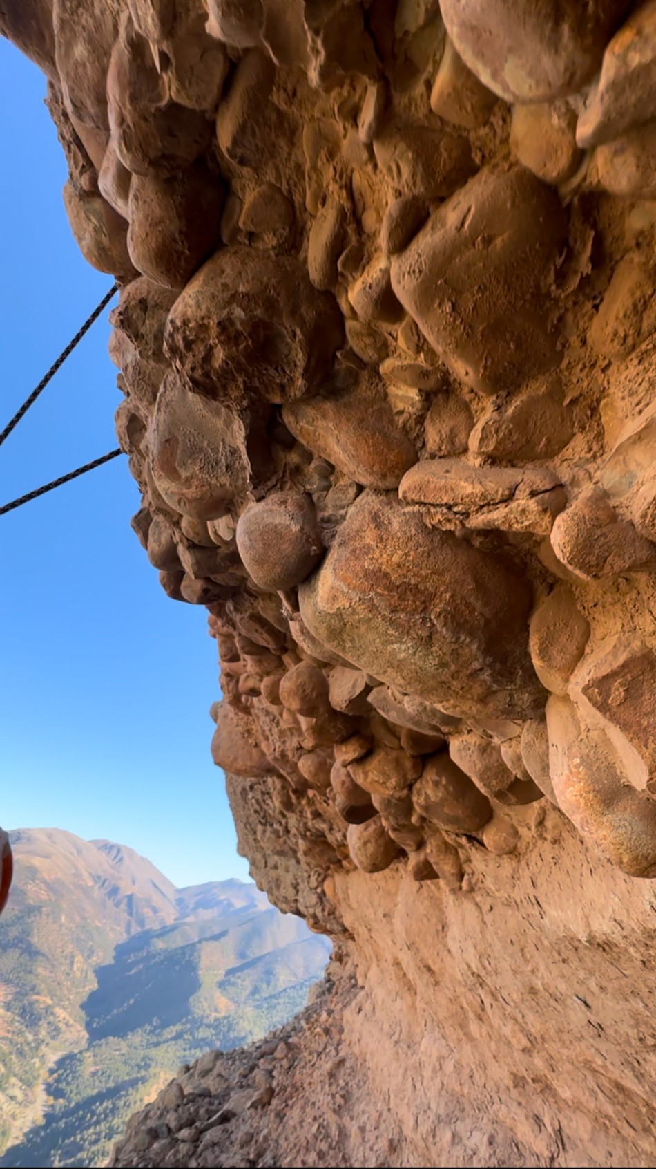Bolos en la Catedral de Imsfrane, el Riglos marroquí. Foto: Edu Recio-Jesús Ibarz