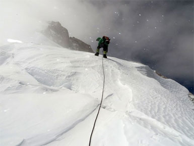 Alex Txikon, Denis Urubko y Adam Bielecki preparan el primer ataque a cima en el Kanchenjunga;  equipada la ruta hasta los 7.200m