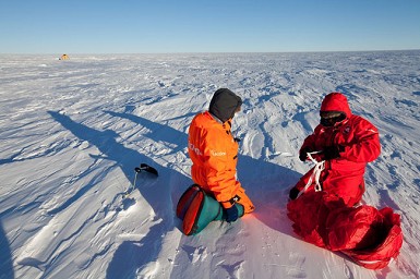 Larramendi y su catamarán polar, a 79º50', en el corazón de los glaciares de Groenlandia; 1.500km recorridos