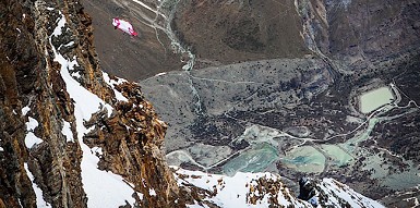 Primer salto con Wingsuit desde la cima del Cervino para Géraldine Fasnacht y Julien Meyer