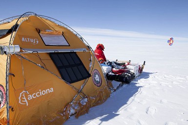 6 semanas, 3.300km recorridos. Ramón de Larramendi y su trineo de viento cruzan el Circulo Polar Ártico; muy cerca de conseguir su objetivo