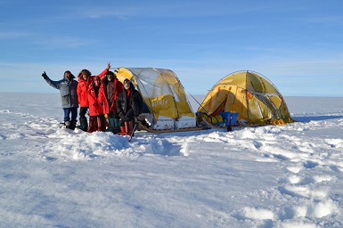 Ramón Larramendi y sus compañeros finalizan con éxito la 1ª circunnavegación por el hielo de Groenlandia a bordo de su trineo de viento