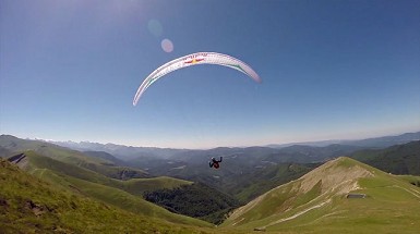El suizo Chrigel Maurer vence en la X-Pyr; cruza el Pirineo de costa a costa a pie y en parapente en 5 días