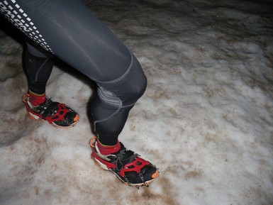 Testeamos los Icemaster M de Camp. Crampón para zapatillas y carreras con suela flexible y puntas de montaña