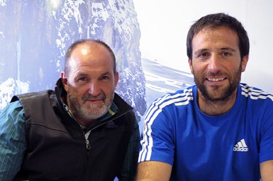 Charlamos con Juanito Oiarzabal y Alex Txikon. Dos generaciones de alpinistas, la misma pasión por la montaña.