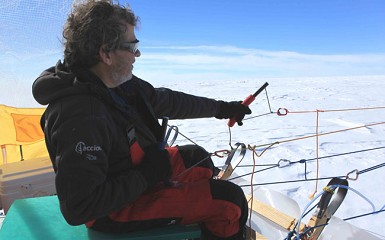 Ramón de Larramendi presenta datos científicos de la circunnavegación de Groenlandia; en 2015, circunnavegación de la Antártida, 7.000km en autonomía