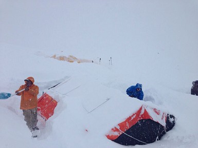 Evacuación para Simone Moro y Tamara Lunger del campo base invernal del Manaslu: caen 5 metros de nieve, les alcanza una avalancha