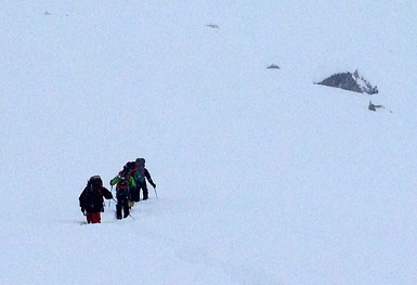 Alex Txikon, Ali Sadpara, Muhammad Kan y Danielle Nardi, hacia arriba en el Nanga Parbat hundidos en la nieve