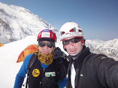 Horia Colibasanu y Peter Hámor, intento al Manaslu por ruta inusual en primavera, con posterior descenso con esquís desde la cima
