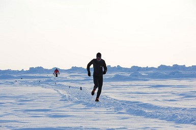 North Pole Marathon: Petr Vabrousek y Heather Hawkins vencen a -30ºC sobre el hielo flotante del Océano Glacial Ártico