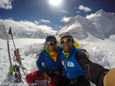 Ferrán Latorre avanza en el Gasherbrum I; un pequeño grupo en la montaña abriendo la ruta