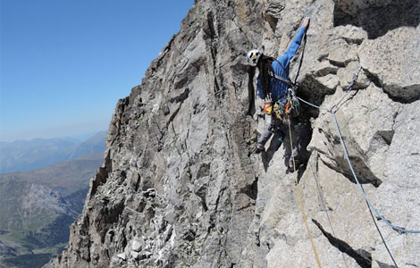 Pico Russell, 3.207m, Cara SSW; Morir en el paraíso, 190m, 6b; nueva apertura alpina para Daniel Vega y Álvaro Lafuente