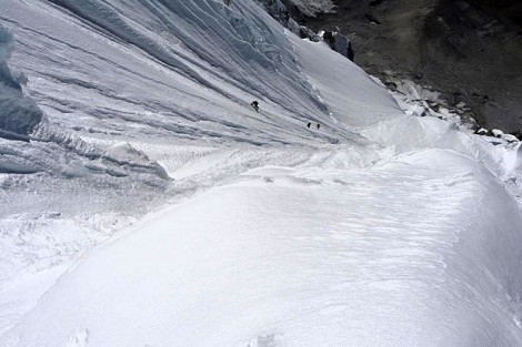 Ueli Steck; La nieve y el viento les obliga a retirarse de la sur del Nuptse