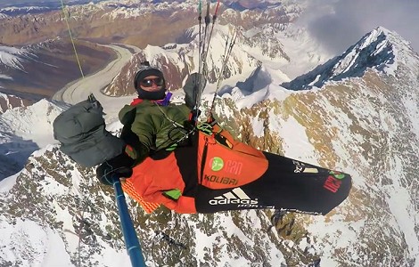 Video: Antoine Girard, sobrevolando en parapente el Broad Peak
