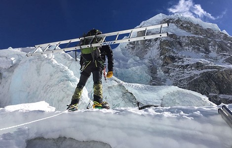 Everest invernal sin O2. Equipando la cascada del Khumbu