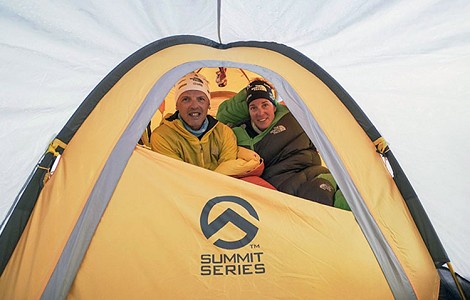 Simone Moro y Tamara Lunger, en pleno intento de 1ª travesía de cumbres del Kangchenjunga