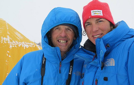 Simone Moro y Tamara Lunger regresan al campo base del Kanchenjunga; fin a la expedición