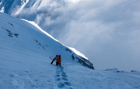 Iñurrategi, Vallejo y Zabalza avanzan hacia la cima del Gasherbrum II tras constatar las malas condiciones del G I