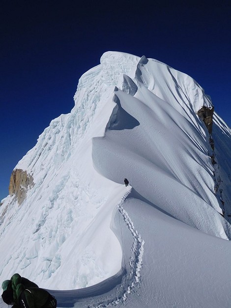 1ª cima de la historia en el Burke Khang, 6.942m, Nepal