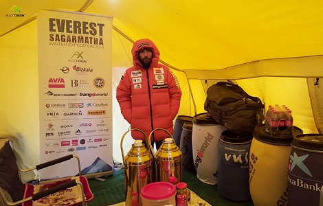 Alex Txikon llega al campo base invernal del Everest
