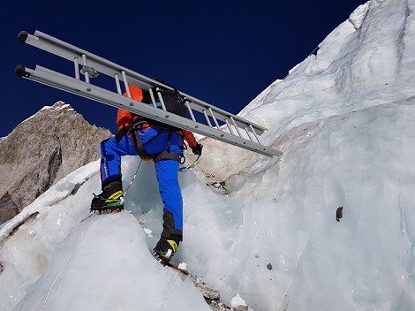 Video: Alex Txikon, Everest invernal; comienza el trabajo en la Cascada del Khumbu