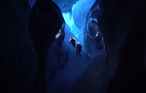 Video: de vuelta a la luz; Dani Arnold, escalada en hielo en las entrañas del glaciar