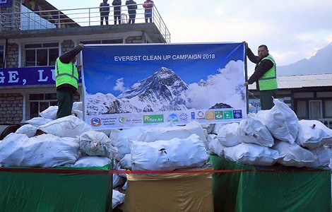 Retiradas 5 toneladas de basura reciclable del Everest