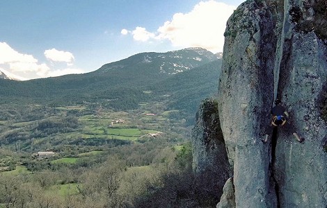Video: Barrabes Escuela de Montaña: como usar los mosquetones direccionales para asegurar en escalada