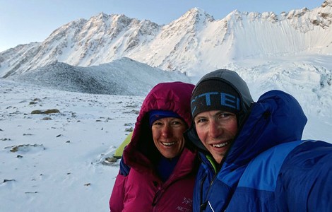 Ines Papert y Luka Lindic sobreviven a una avalancha; fin expedición Shisha Pangma