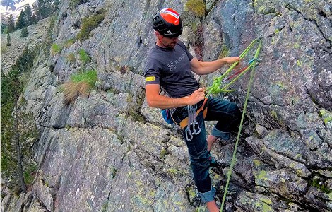 Video: Barrabes Escuela de Montaña; Cómo descender de un descuelgue cerrado en escalada deportiva