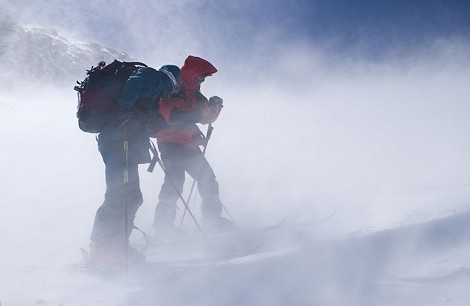 Cómo elegir tu tercera capa impermeable y transpirable para actividades de montaña y aire libre
