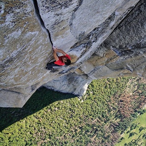 Video interactivo 360º: Sigue a Alex Honnold escalando en solo sin cuerda Freerider, El Capitan, Yosemite