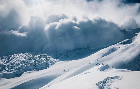 6 metros de nieve caída y una gran avalancha hacen renunciar a Simone Moro en el Manaslu