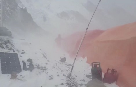 Video: Alex Txikon, vientos huracanados en el K2 invernal
