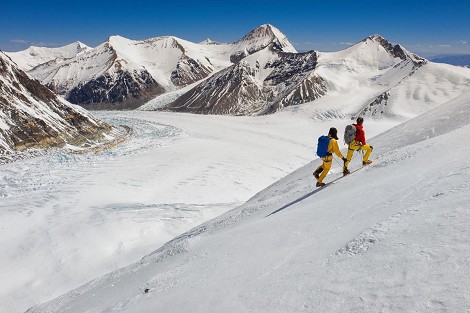 Cory Richards y Esteban Mena, trabajando en Everest, intento de apertura