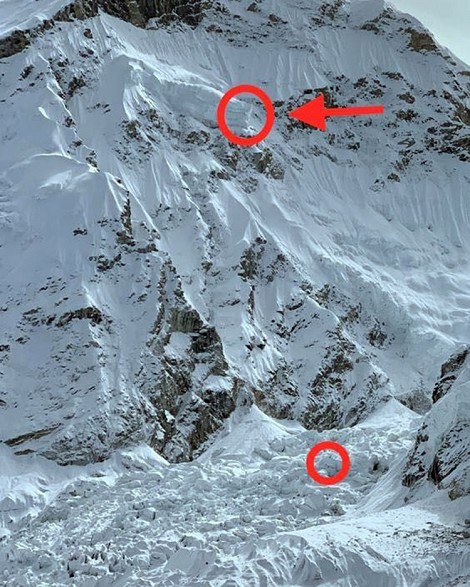 Andrzej Bargiel renuncia expedición 1º descenso con esquís Everest: gran serac sobre cascada del Khumbu