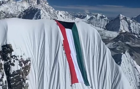 Sobre la bandera kwaití de 100 metros y 150 kg en la cima del Ama Dablam