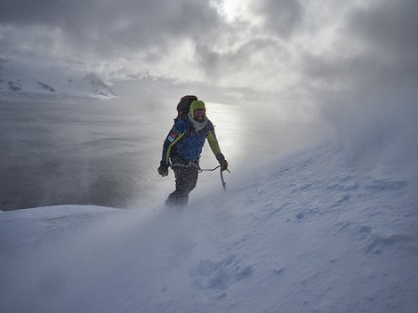 Alex Txikon parte hoy hacia el Everest invernal tras regresar de la Antártida