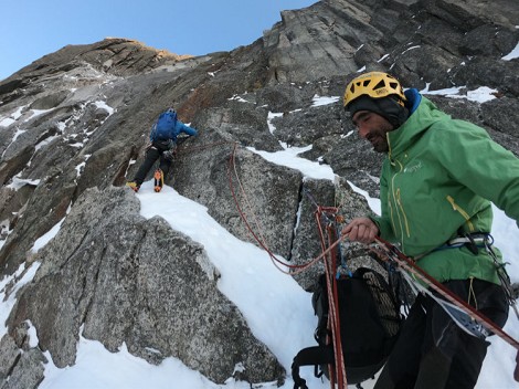 Video: Gran apertura alpina para Bru Busom, Martín Elías y Marc Toralles, Grand Charmoz. 650m, M6+, 6b