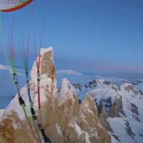 Fabian Buhl, vuelo en parapente desde la cumbre del Cerro Torre